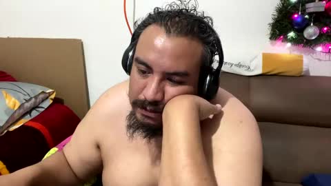 Snapshot of skinhell chatting on January 5, 12:09 am Elias online show from January 5, 12:09 am