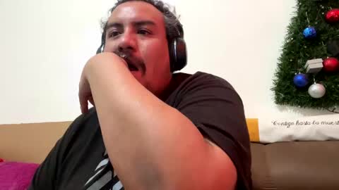 Snapshot of skinhell chatting on January 19, 10:17 pm Elias online show from January 19, 10:17 pm