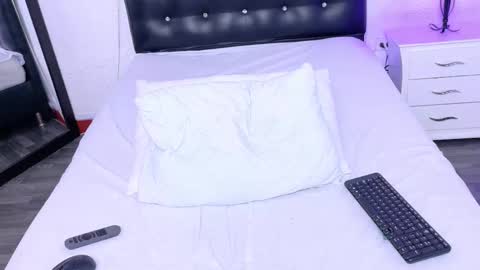 Snapshot of skinny_hottie18 chatting on March 5, 2:23 pm skinny_hottie18 online show from March 5, 2:23 pm