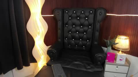 skinnyhugecock1 online show from May 13, 4:05 pm