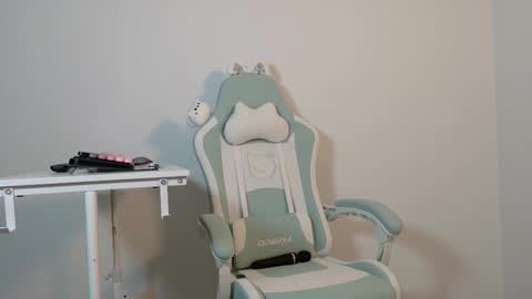 Snapshot of skye_nerdy chatting on September 25, 3:57 am SKYE. online show from September 25, 3:57 am