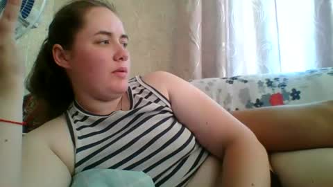 skyressie333 online show from July 18, 1:13 pm