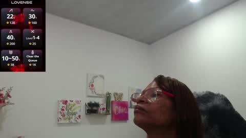 Snapshot of smilet_milf chatting on October 2, 1:10 pm Smileth online show from October 2, 1:10 pm
