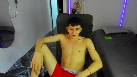 snak_master1 online show from April 7, 9:06 pm