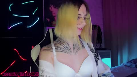 Snapshot of snake_bites chatting on October 18, 9:52 pm Reeginaaaaa online show from October 18, 9:52 pm