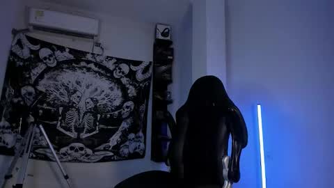 snakebutterfly online show from December 4, 5:51 am