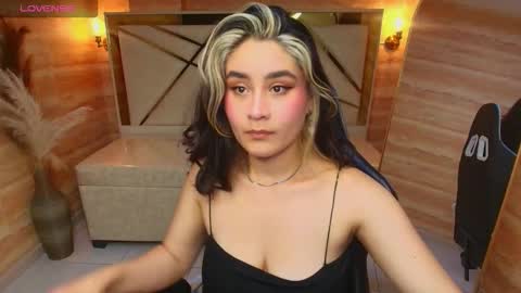 sofi_r_ online show from November 24, 8:51 pm