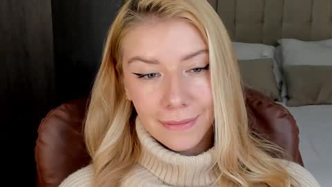 Snapshot of sofia_woodss chatting on December 12, 3:37 pm Sofia online show from December 12, 3:37 pm