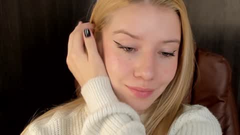 Snapshot of sofia_woodss chatting on December 10, 6:38 pm Sofia online show from December 10, 6:38 pm