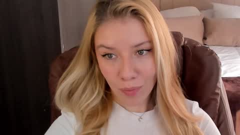 Snapshot of sofia_woodss chatting on January 3, 3:22 pm Sofia online show from January 3, 3:22 pm
