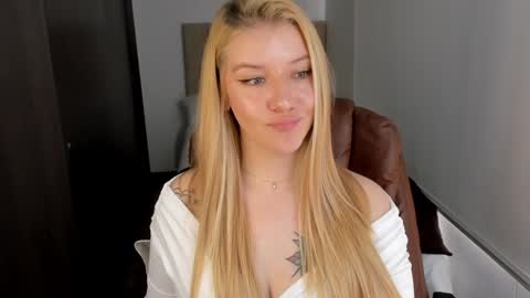 Snapshot of sofia_woodss chatting on December 9, 3:22 pm Sofia online show from December 9, 3:22 pm