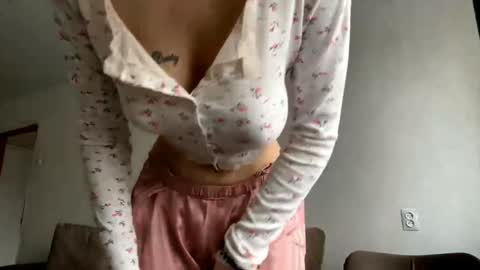 Hi My name is Sofia Welcome to my room Please thumbs up - its important online show from March 4, 4:53 am