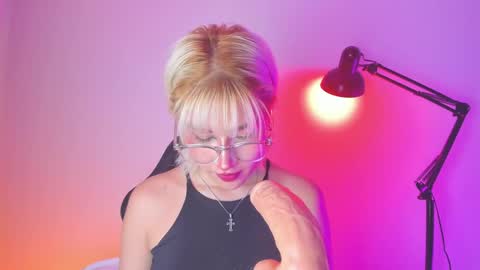 Snapshot of sofii_uwu_ chatting on February 17, 6:28 pm Sofii  online show from February 17, 6:28 pm