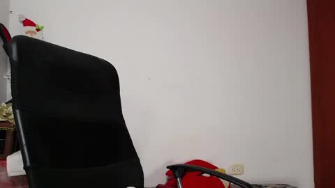 Snapshot of soft_fetish chatting on December 3, 10:12 am Camila M online show from December 3, 10:12 am