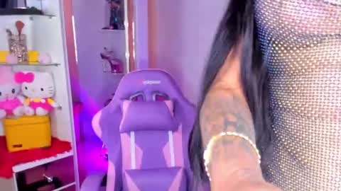 instagram    evalunavelez1. online show from February 18, 9:36 pm