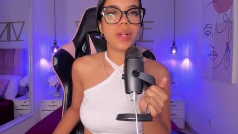 Snapshot of sophiaahill chatting on October 22, 8:32 pm Sophie Hill online show from October 22, 8:32 pm