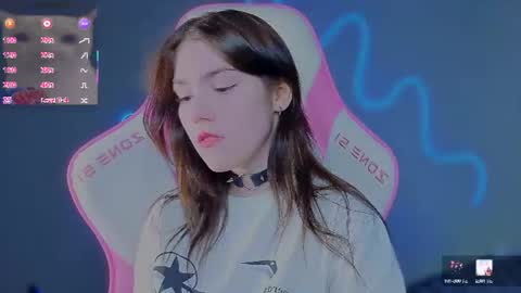 sophie_nomenal_ online show from July 8, 12:19 pm
