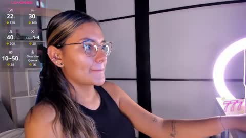 sophiewatson_ online show from July 6, 12:13 pm