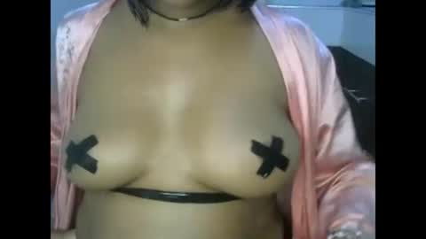 Snapshot of squirtqueen333 chatting on December 4, 11:19 pm shana online show from December 4, 11:19 pm
