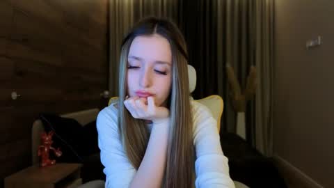 Chloe online show from July 2, 7:30 pm