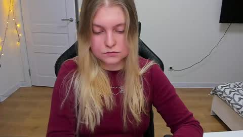Snapshot of stacy_miraclee chatting on December 14, 3:25 pm Stacy  online show from December 14, 3:25 pm
