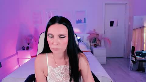Snapshot of steaflers_mom chatting on October 19, 7:02 am Avanessa May  Follow mommy online show from October 19, 7:02 am