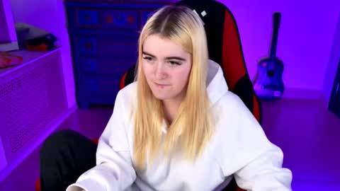 stef_nicks online show from September 15, 9:44 am