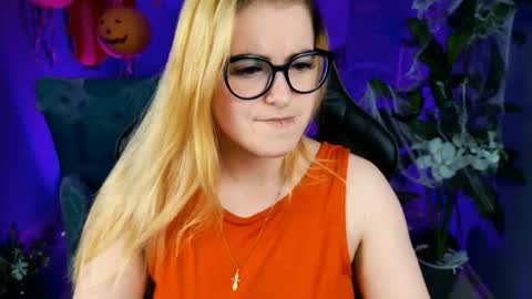 stef_nicks online show from October 25, 9:52 am