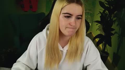 stef_nicks online show from October 10, 10:43 am