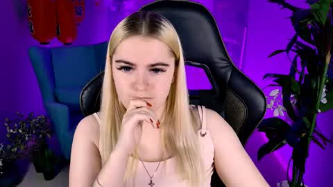 stef_nicks online show from October 4, 9:07 am