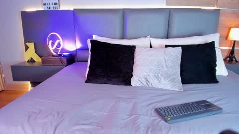 Stone Lee  online show from February 6, 7:24 am