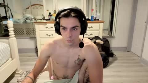 str8whiteboy21 online show from May 11, 2:56 pm