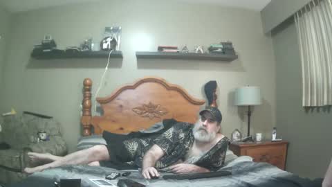 Snapshot of straightbear4you chatting on February 17, 11:43 pm Straightbear4you online show from February 17, 11:43 pm