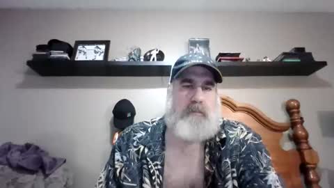 Snapshot of straightbear4you chatting on October 12, 12:14 am Straightbear4you online show from October 12, 12:14 am