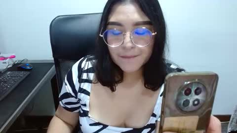 strawlux online show from May 20, 1:39 pm
