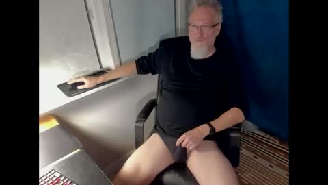 strip_m online show from December 19, 7:09 pm