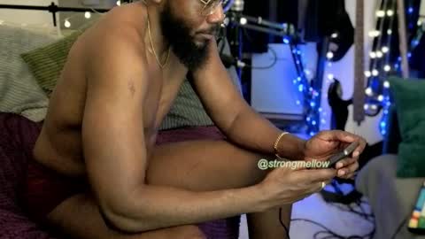 strongmellow online show from November 4, 9:05 pm