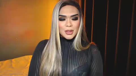 Snapshot of suckablecockoffreya chatting on December 10, 12:17 am JADE ELYSE online show from December 10, 12:17 am