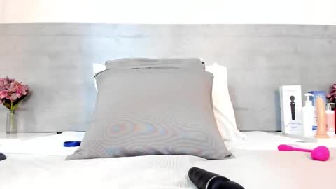 sunnywhitee online show from March 7, 7:25 pm