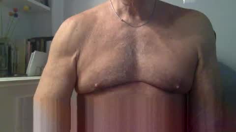 suntrdr077 online show from December 21, 8:37 pm