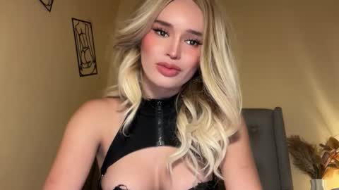 Mia online show from November 13, 7:49 pm