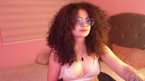 Snapshot of susan_bluee chatting on February 7, 5:18 pm Susan online show from February 7, 5:18 pm