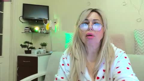 Snapshot of susienoreen chatting on October 15, 7:42 am SusieNoreen online show from October 15, 7:42 am