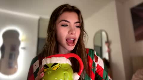 Snapshot of sussanf_ chatting on December 23, 11:28 pm  Susy  online show from December 23, 11:28 pm