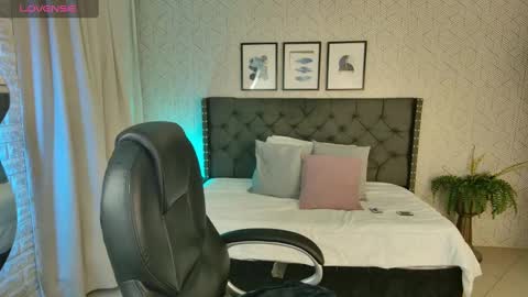   online show from December 8, 12:41 pm