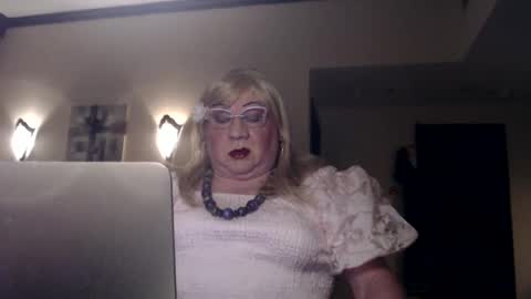 Snapshot of suzannebanci chatting on February 14, 5:14 pm My name is Sissy or more fully Suzanna Aprilia Maria Mariquita Catarina Chinita Banci. Soy una puta - que chimba ladybug online show from February 14, 5:14 pm