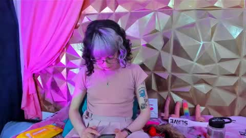 Snapshot of sweet_emmili chatting on February 20, 3:19 pm  emmili  online show from February 20, 3:19 pm