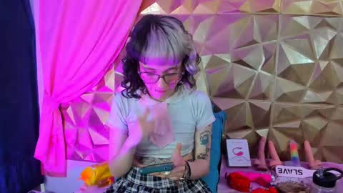 Snapshot of sweet_emmili chatting on February 10, 3:32 pm  emmili  online show from February 10, 3:32 pm