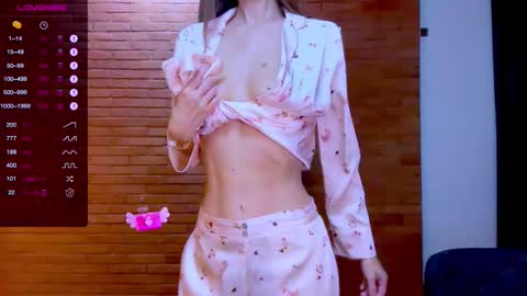 Mia online show from October 26, 4:39 pm