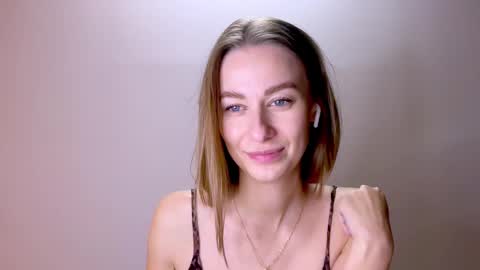 Mia online show from March 8, 3:45 pm